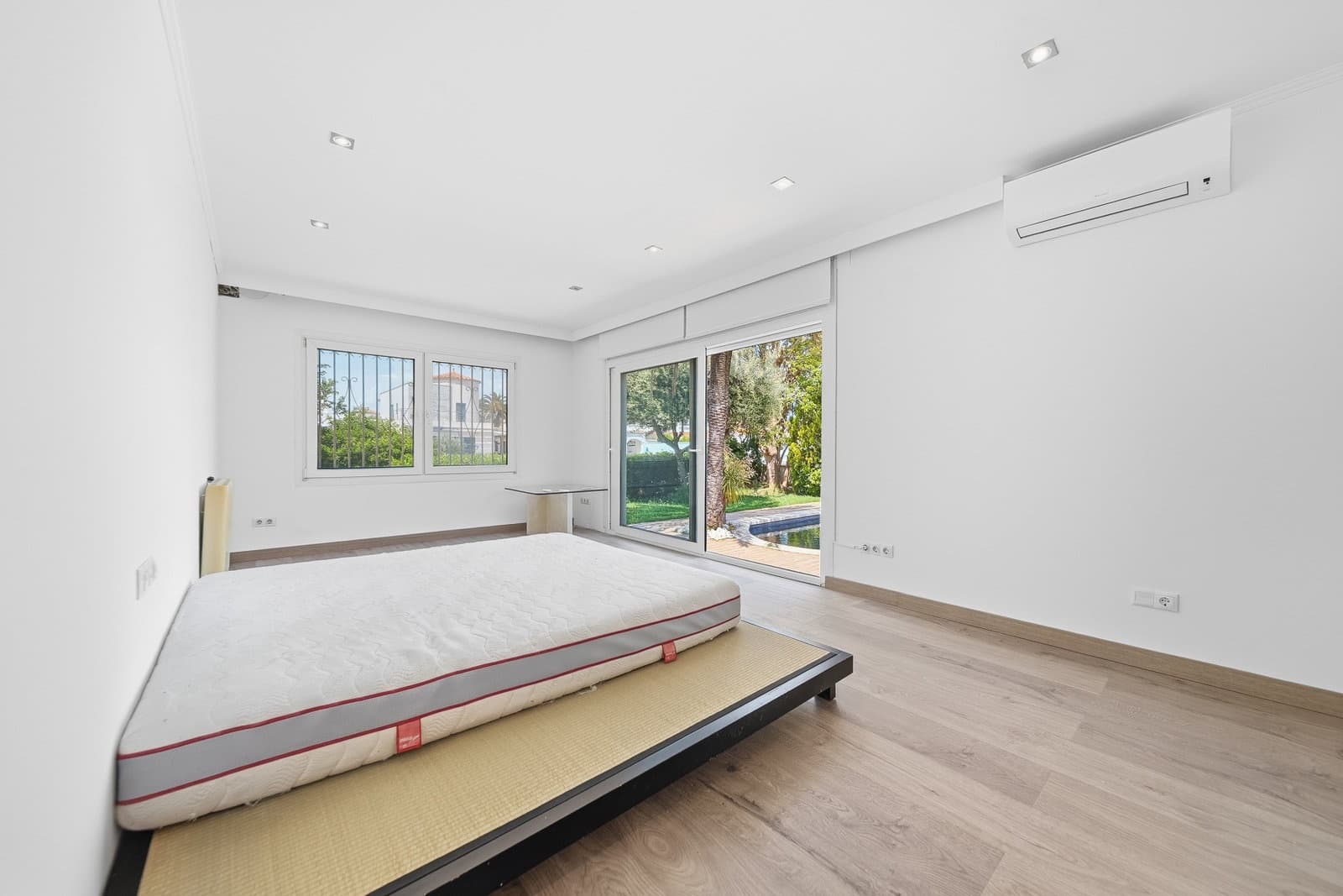5 bedroom Villa for sale in Empuriabrava with pool garage - € 18,000,000 (Ref: 9841741)
