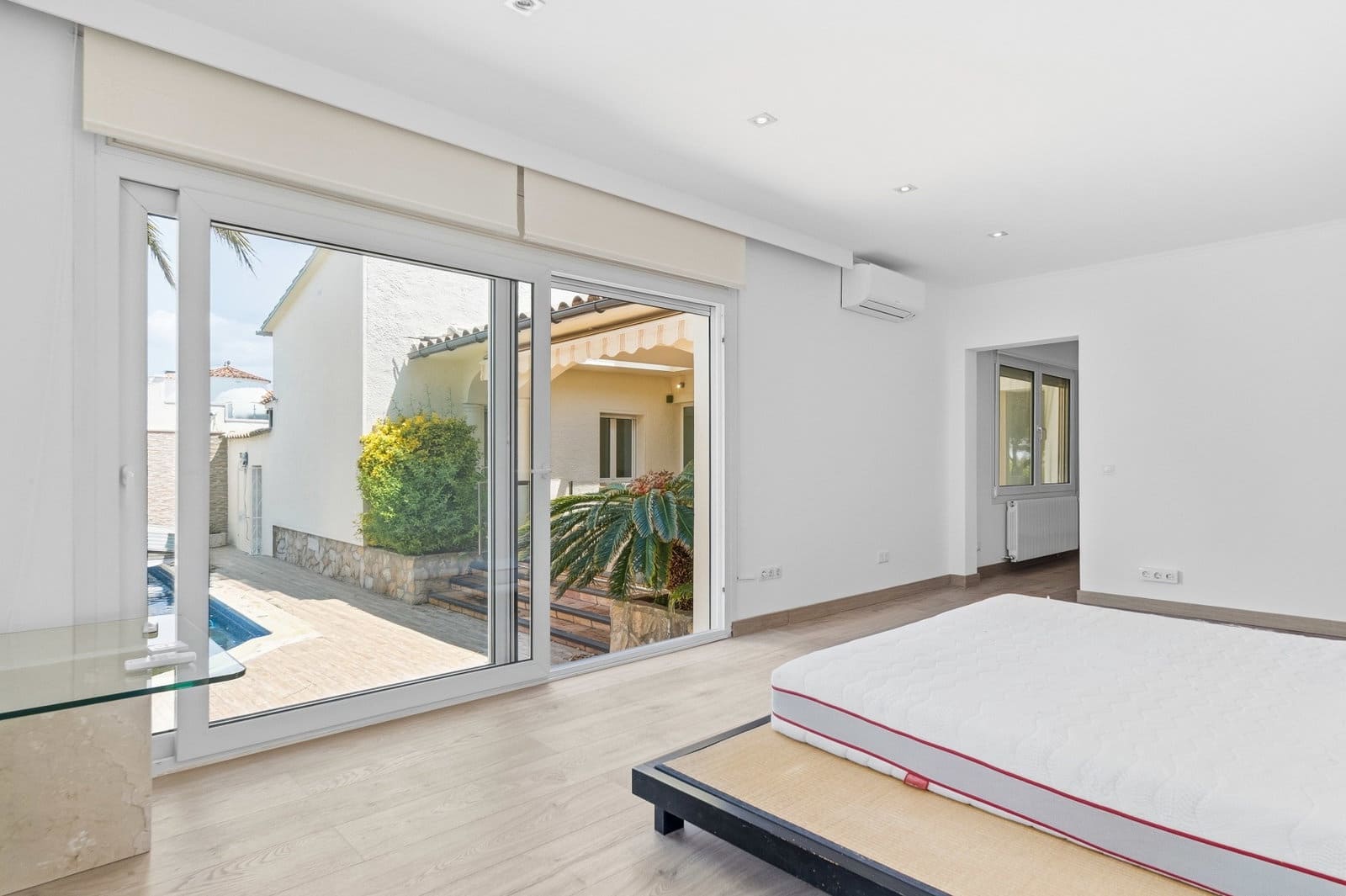 5 bedroom Villa for sale in Empuriabrava with pool garage - € 18,000,000 (Ref: 9841741)
