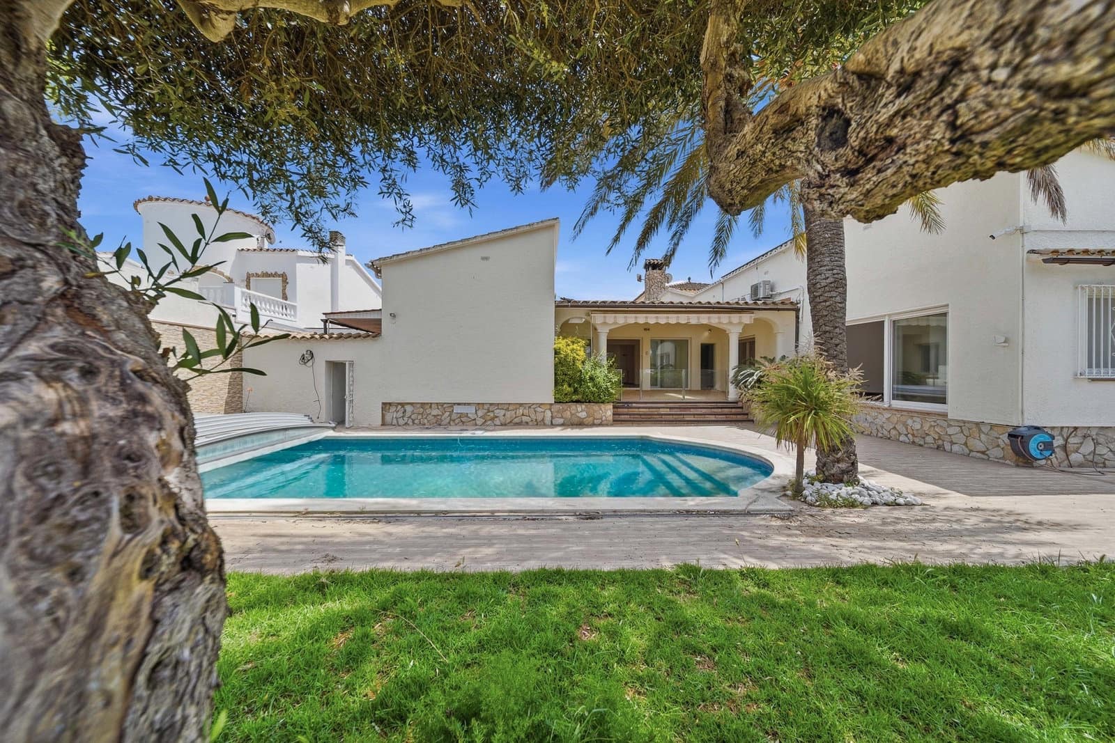 5 bedroom Villa for sale in Empuriabrava with pool garage - € 18,000,000 (Ref: 9841741)
