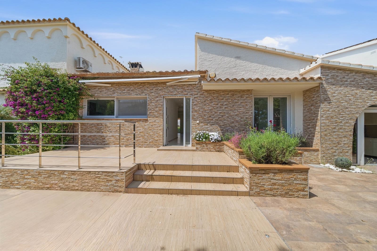 5 bedroom Villa for sale in Empuriabrava with pool garage - € 18,000,000 (Ref: 9841741)