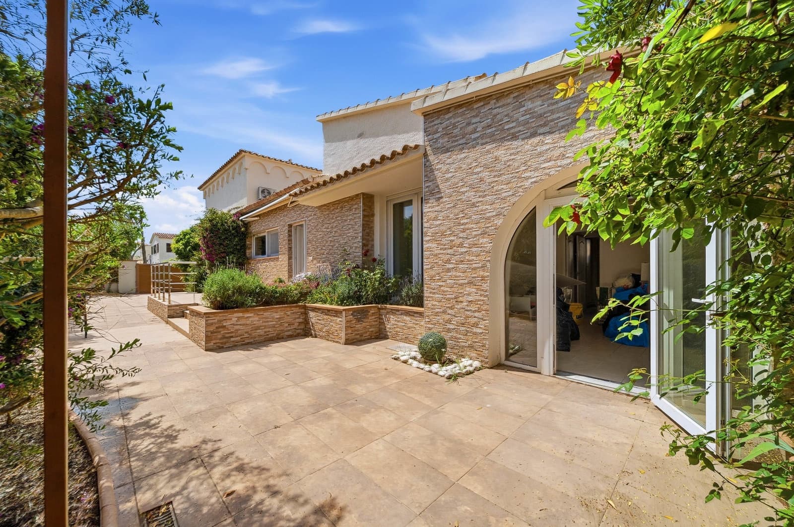 5 bedroom Villa for sale in Empuriabrava with pool garage - € 18,000,000 (Ref: 9841741)