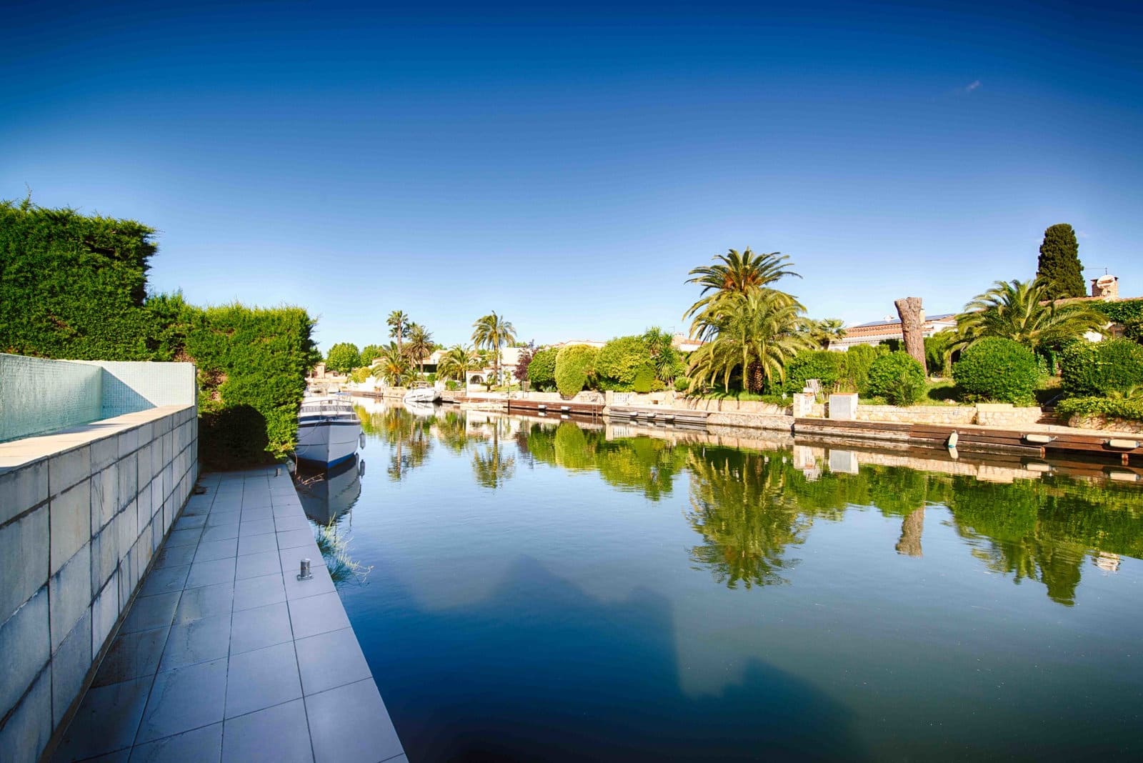 4 bedroom Villa for sale in Empuriabrava with pool garage - € 1,150,000 (Ref: 9848372)
