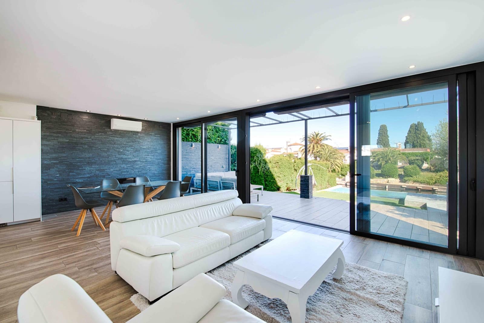 4 bedroom Villa for sale in Empuriabrava with pool garage - € 1,150,000 (Ref: 9848372)