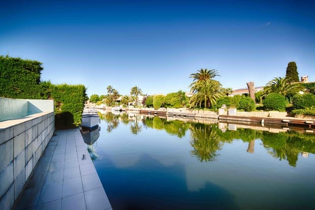 4 sypialnia Willa na sprzedaż w Empuriabrava, Castelló d'Empúries z basenem garażem - 1 150 000 € (Ref: 9848372)