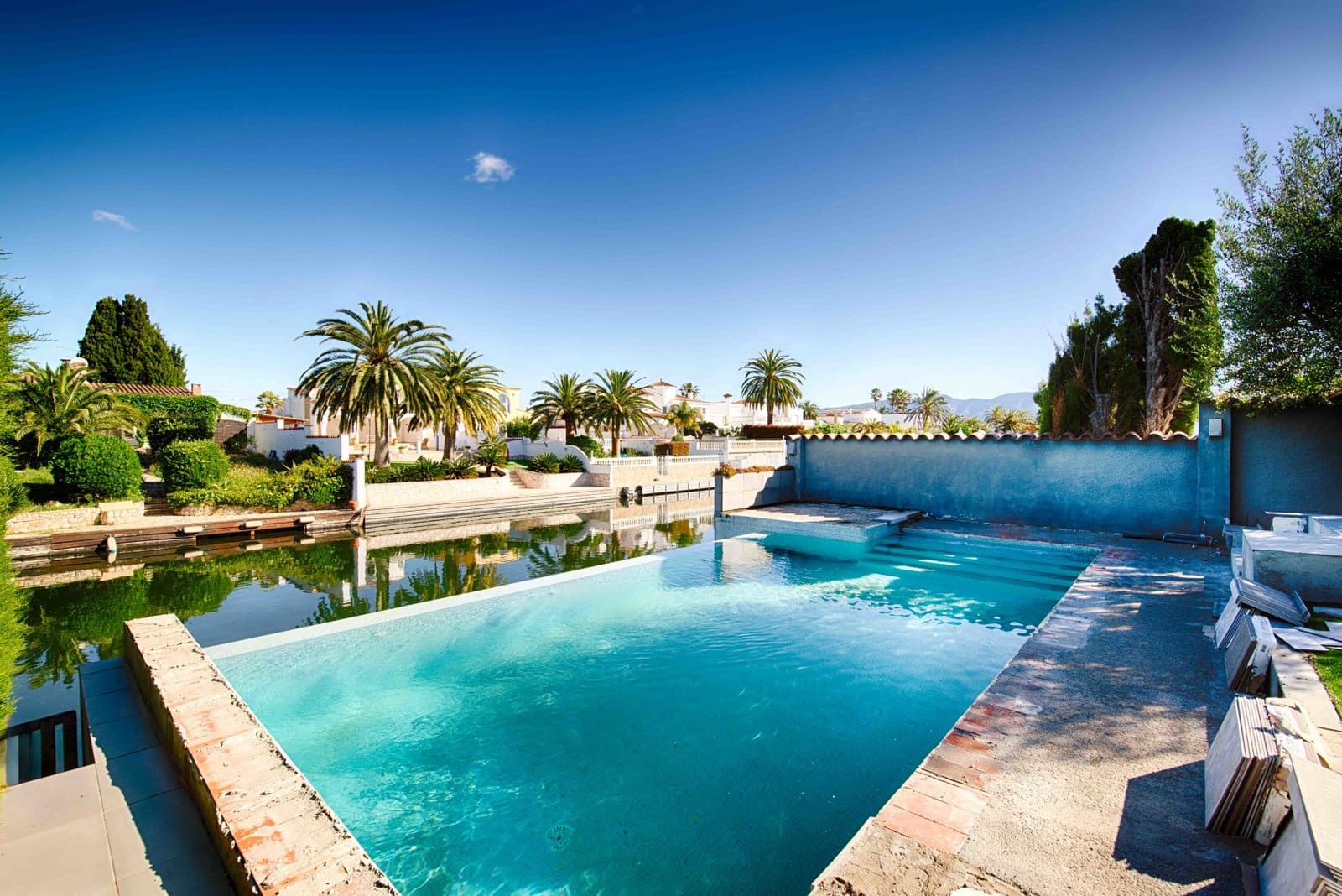 4 bedroom Villa for sale in Empuriabrava with pool garage - € 1,150,000 (Ref: 9848372)