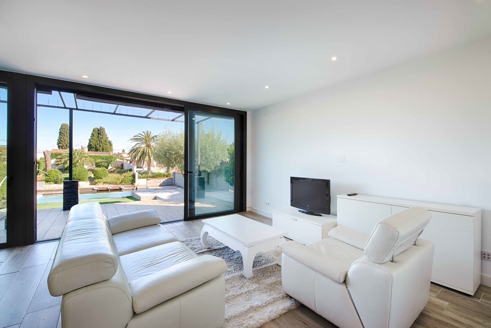 4 bedroom Villa for sale in Empuriabrava with pool garage - € 1,150,000 (Ref: 9848372)