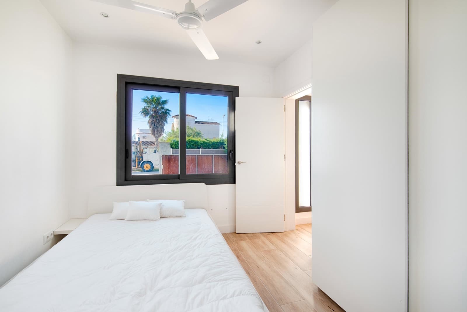 4 bedroom Villa for sale in Empuriabrava with pool garage - € 1,150,000 (Ref: 9848372)