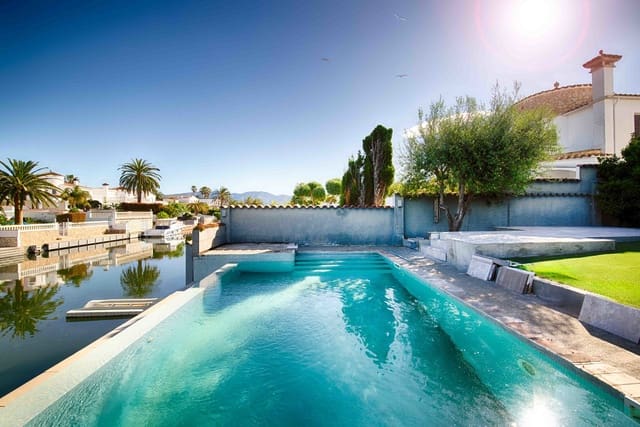 4 sypialnia Willa na sprzedaż w Empuriabrava, Castelló d'Empúries z basenem garażem - 1 150 000 € (Ref: 9848372)