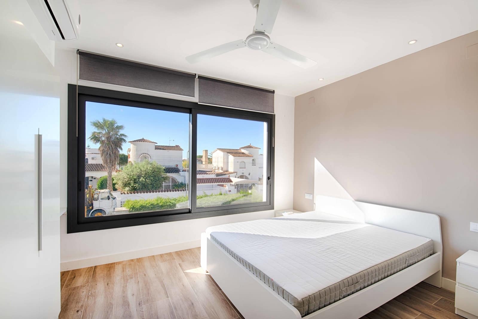 4 bedroom Villa for sale in Empuriabrava with pool garage - € 1,150,000 (Ref: 9848372)