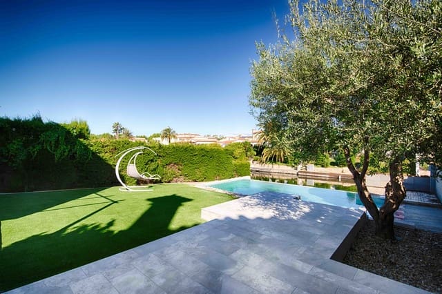 4 sypialnia Willa na sprzedaż w Empuriabrava, Castelló d'Empúries z basenem garażem - 1 150 000 € (Ref: 9848372)