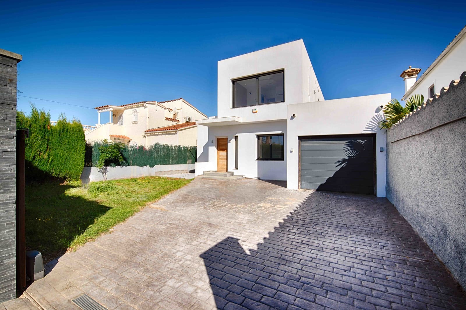 4 bedroom Villa for sale in Empuriabrava with pool garage - € 1,150,000 (Ref: 9848372)