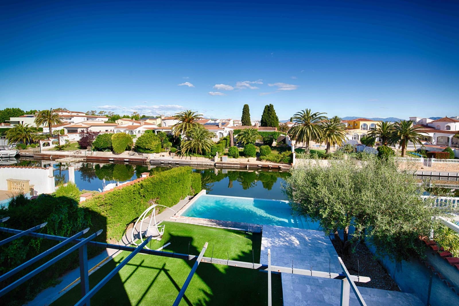 4 bedroom Villa for sale in Empuriabrava with pool garage - € 1,150,000 (Ref: 9848372)