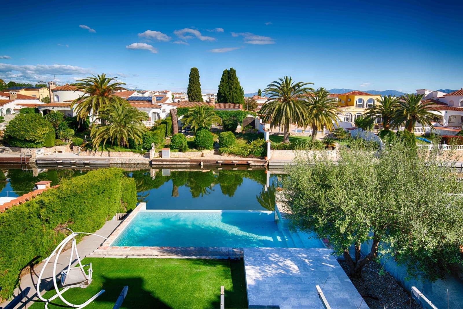 4 bedroom Villa for sale in Empuriabrava with pool garage - € 1,150,000 (Ref: 9848372)