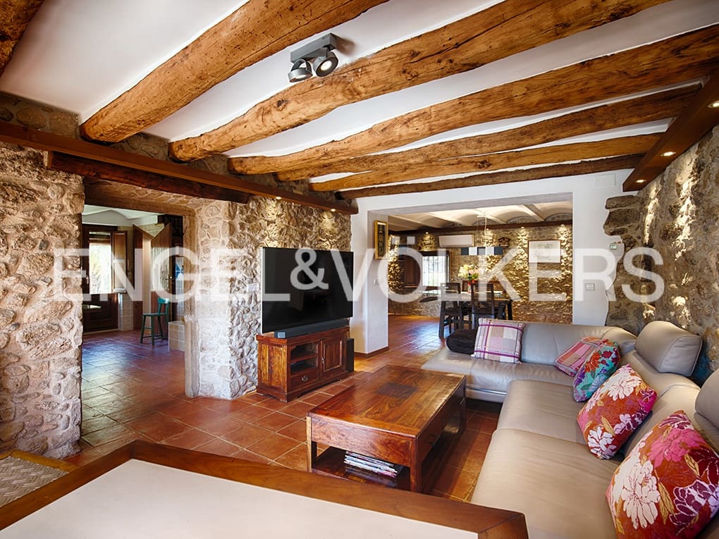 4 bedroom Finca/Country House for sale in Llado with pool garage - € 900,000 (Ref: 9850146)