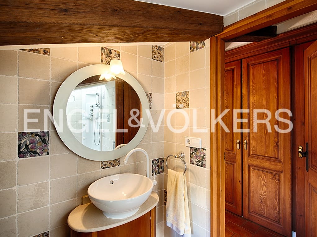 4 bedroom Finca/Country House for sale in Llado with pool garage - € 900,000 (Ref: 9850146)