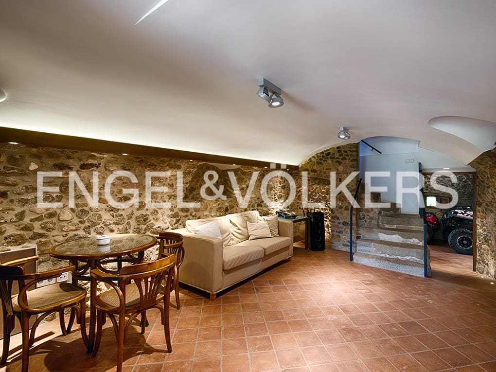 4 bedroom Finca/Country House for sale in Llado with pool garage - € 900,000 (Ref: 9850146)