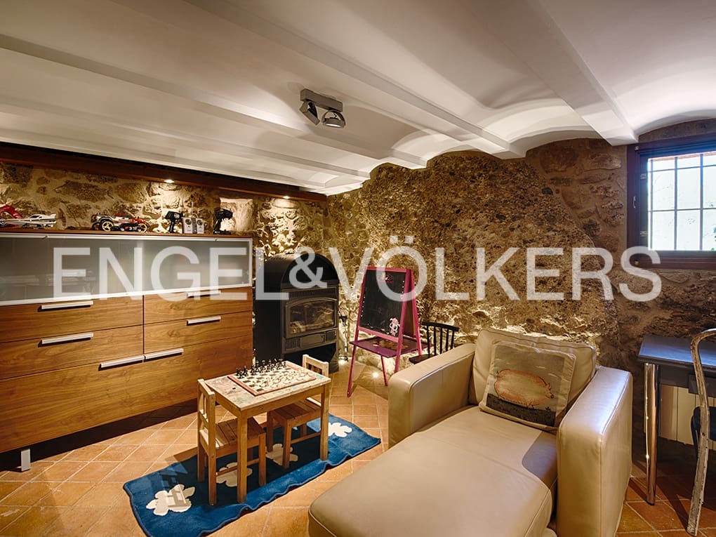 4 bedroom Finca/Country House for sale in Llado with pool garage - € 900,000 (Ref: 9850146)