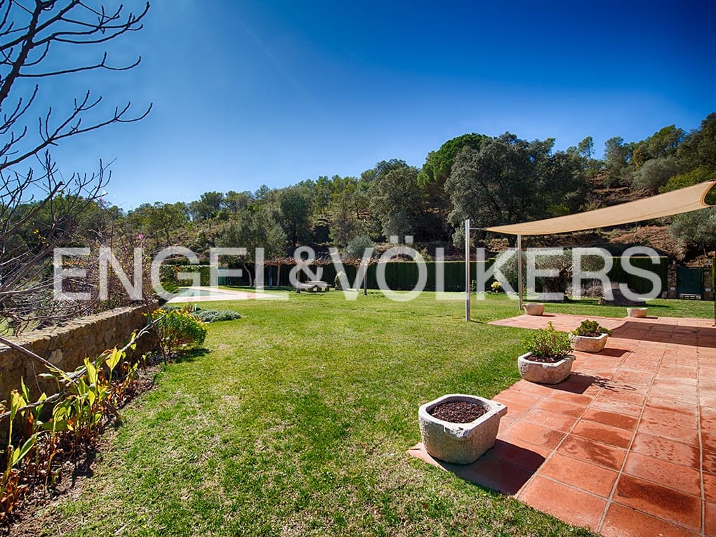 4 bedroom Finca/Country House for sale in Llado with pool garage - € 900,000 (Ref: 9850146)
