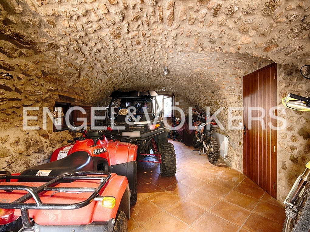 4 bedroom Finca/Country House for sale in Llado with pool garage - € 900,000 (Ref: 9850146)