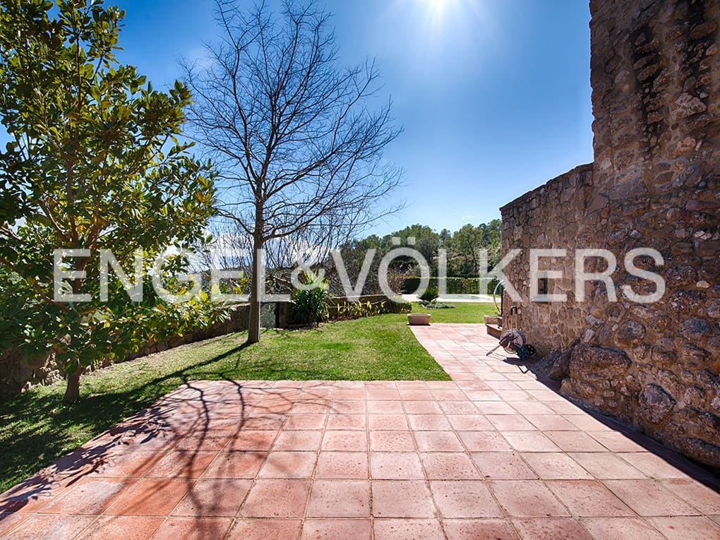 4 bedroom Finca/Country House for sale in Llado with pool garage - € 900,000 (Ref: 9850146)