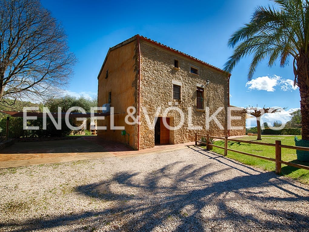 4 bedroom Finca/Country House for sale in Llado with pool garage - € 900,000 (Ref: 9850146)