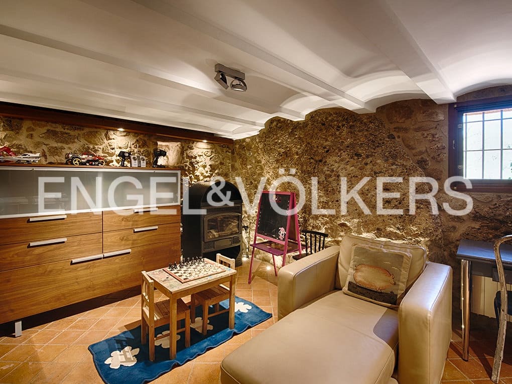 4 bedroom Finca/Country House for sale in Llado with pool garage - € 900,000 (Ref: 9850146)