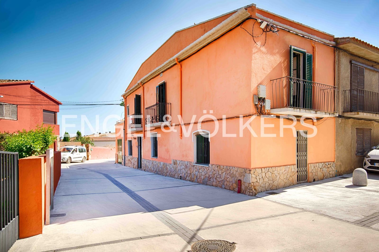 6 bedroom Townhouse for sale in Garriguella with garage - € 320,000 (Ref: 9869665)