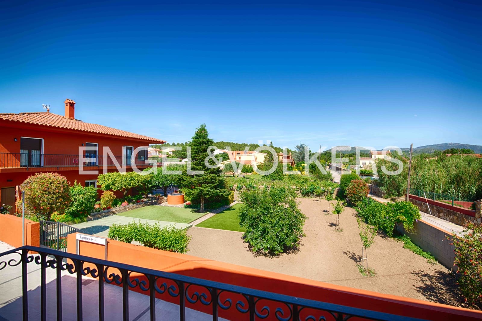 6 bedroom Townhouse for sale in Garriguella with garage - € 320,000 (Ref: 9869665)