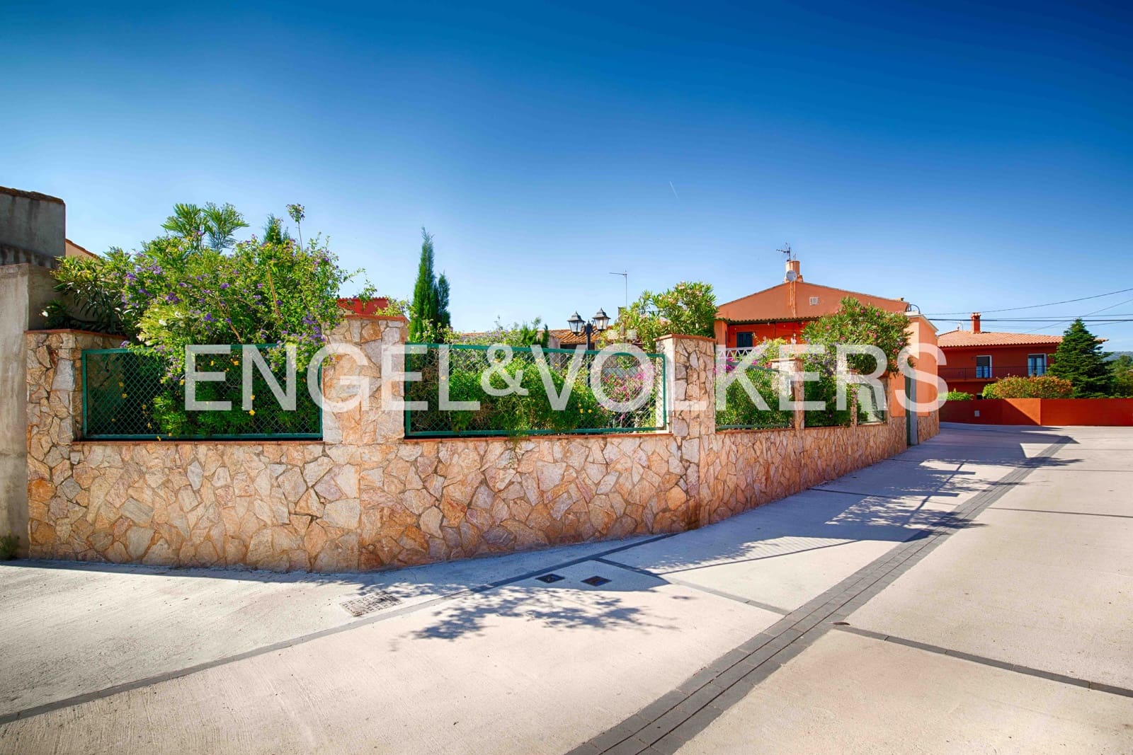 6 bedroom Townhouse for sale in Garriguella with garage - € 320,000 (Ref: 9869665)