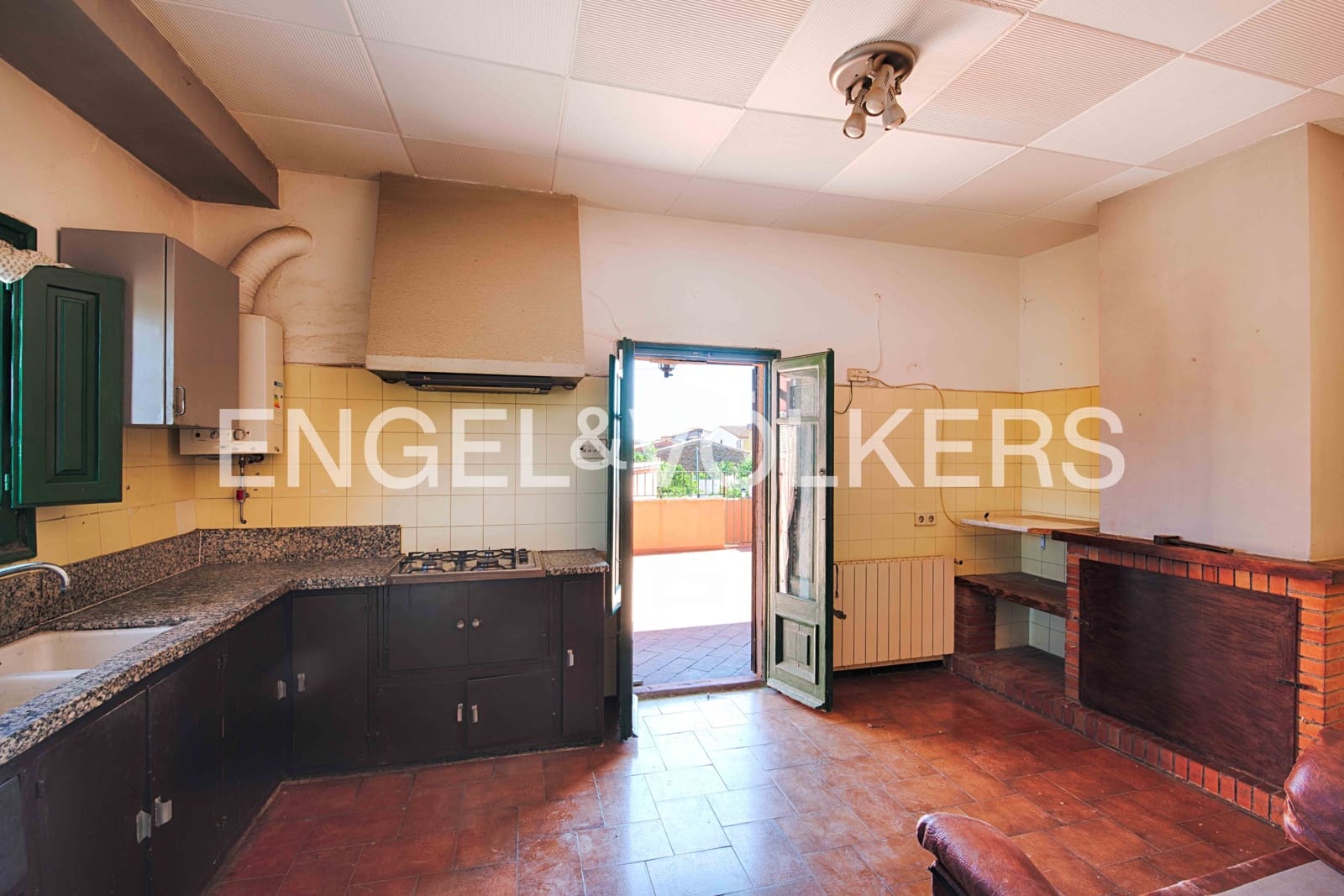 6 bedroom Townhouse for sale in Garriguella with garage - € 320,000 (Ref: 9869665)