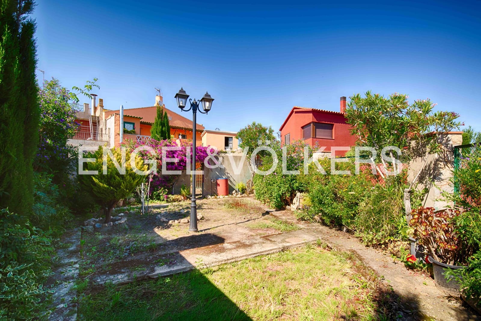 6 bedroom Townhouse for sale in Garriguella with garage - € 320,000 (Ref: 9869665)