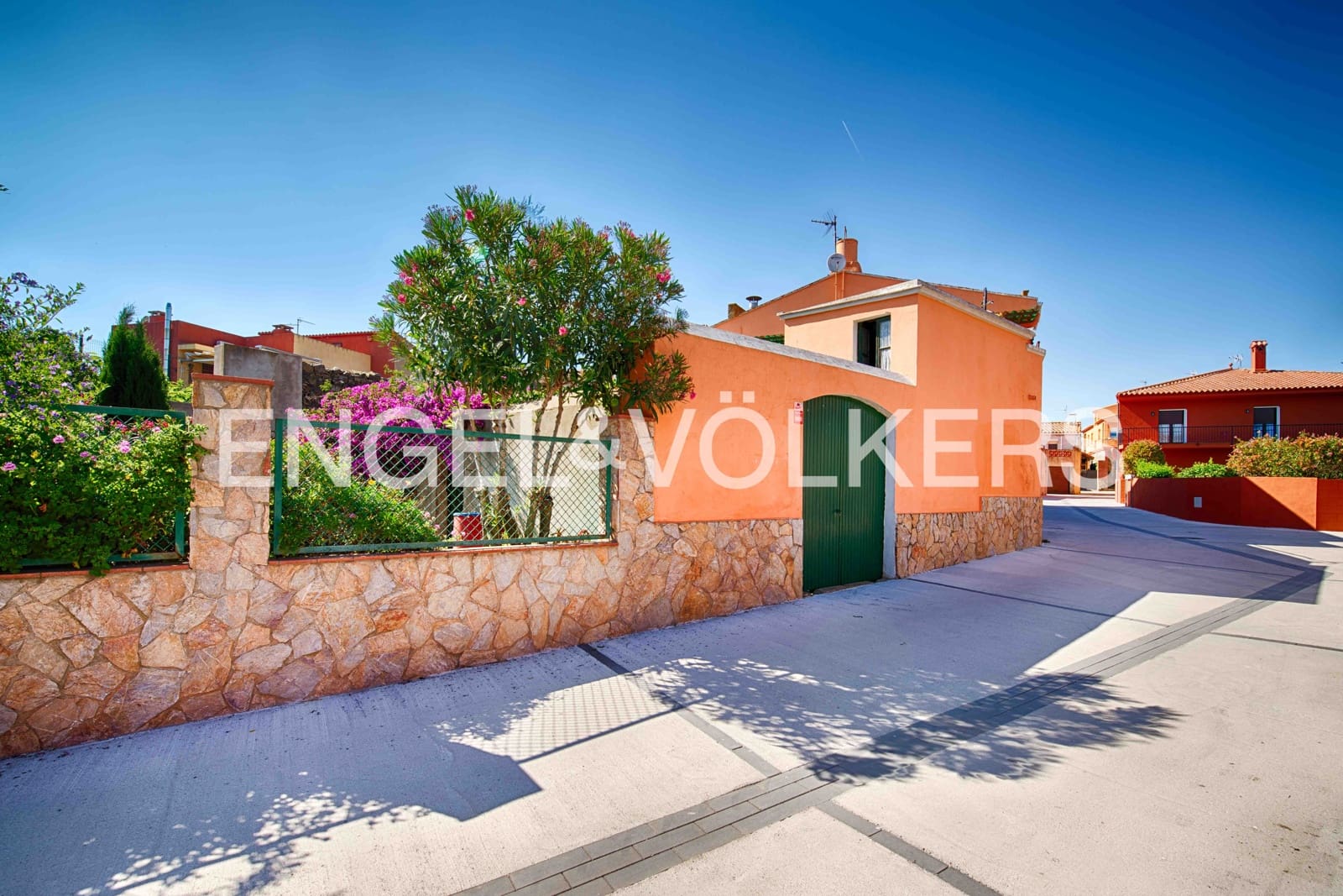 6 bedroom Townhouse for sale in Garriguella with garage - € 320,000 (Ref: 9869665)