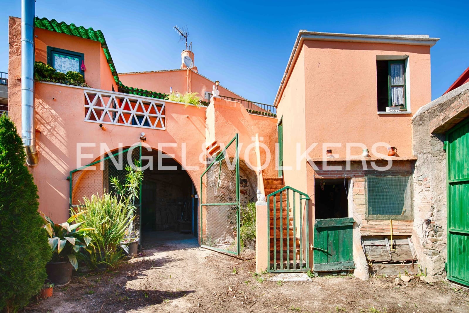 6 bedroom Townhouse for sale in Garriguella with garage - € 320,000 (Ref: 9869665)
