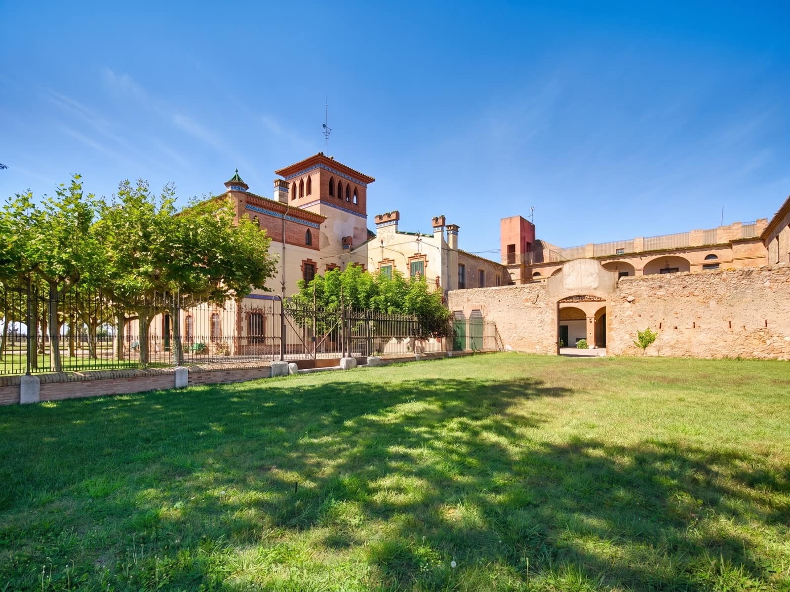 13 soveværelse Finca/Landehus til salg i Castello d'Empuries med garage - € 3.500.000 (Ref: 9877696)