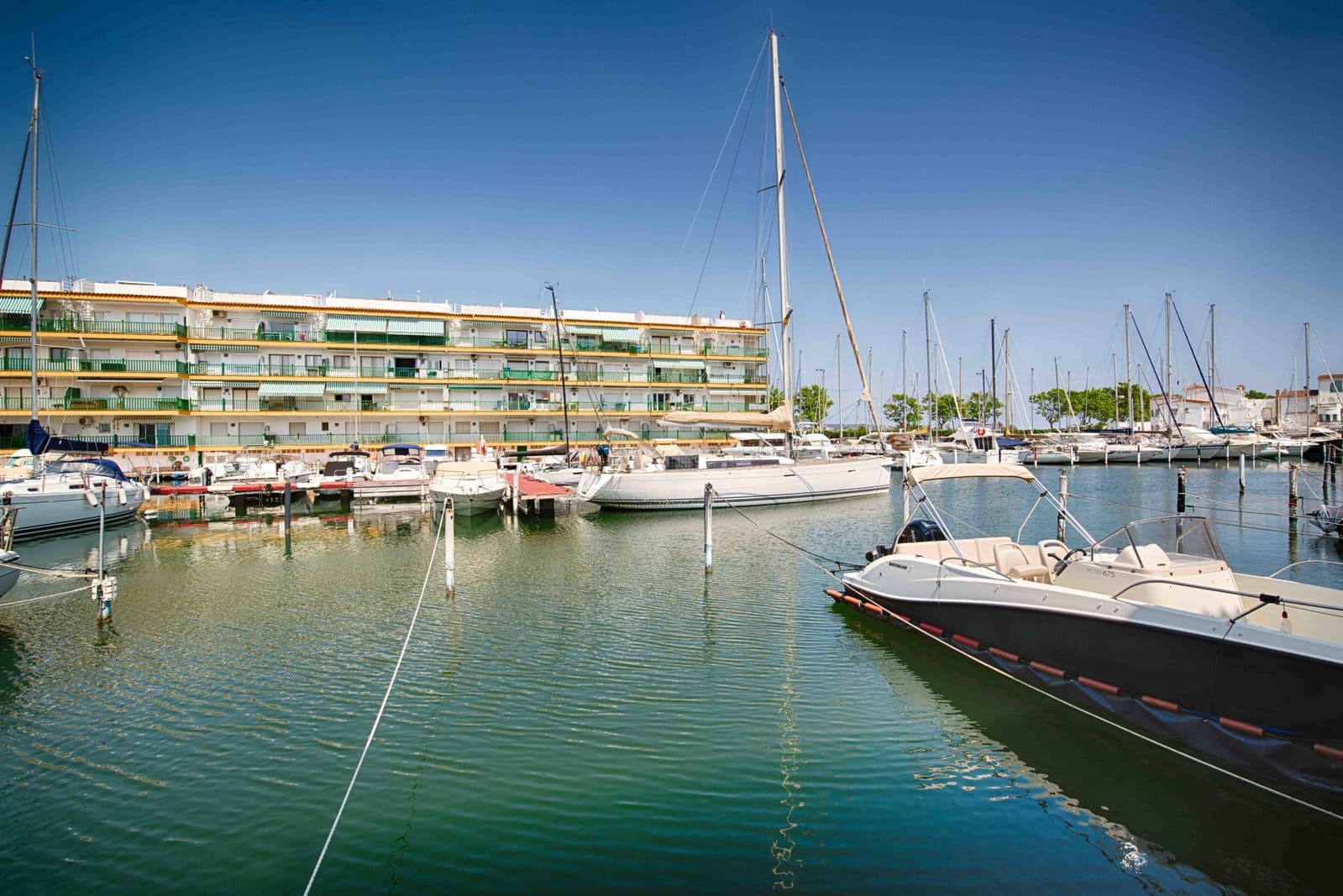3 sovrum Radhus till salu i Empuriabrava med garage - 480 000 € (Ref: 9885298)