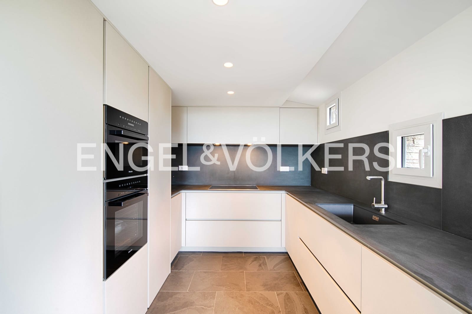 4 slaapkamer Villa te koop in Cadaques met garage - € 2.380.000 (Ref: 9891064)