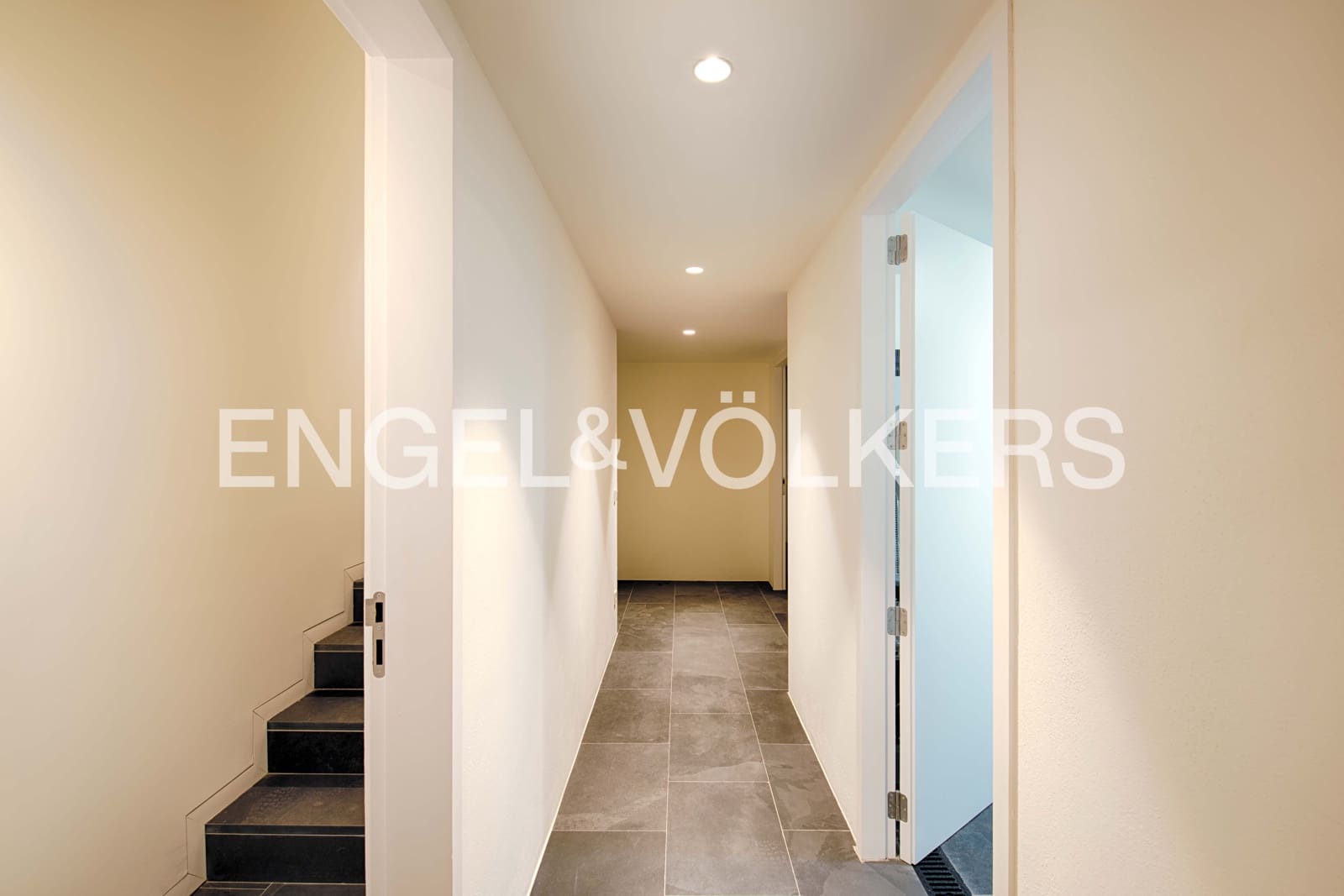 4 slaapkamer Villa te koop in Cadaques met garage - € 2.380.000 (Ref: 9891064)