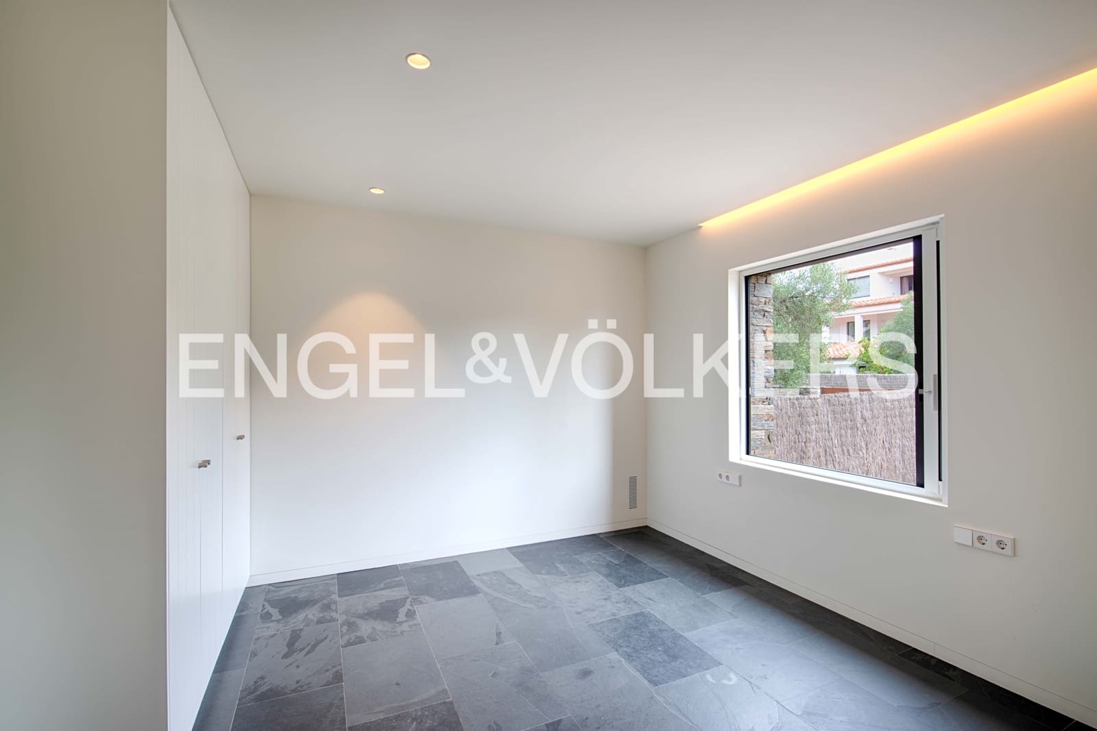 4 slaapkamer Villa te koop in Cadaques met garage - € 2.380.000 (Ref: 9891064)