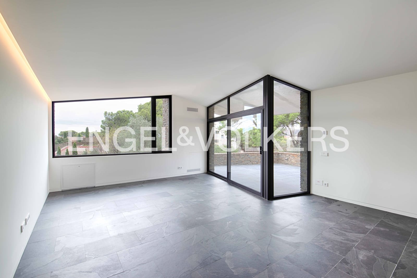 4 slaapkamer Villa te koop in Cadaques met garage - € 2.380.000 (Ref: 9891064)