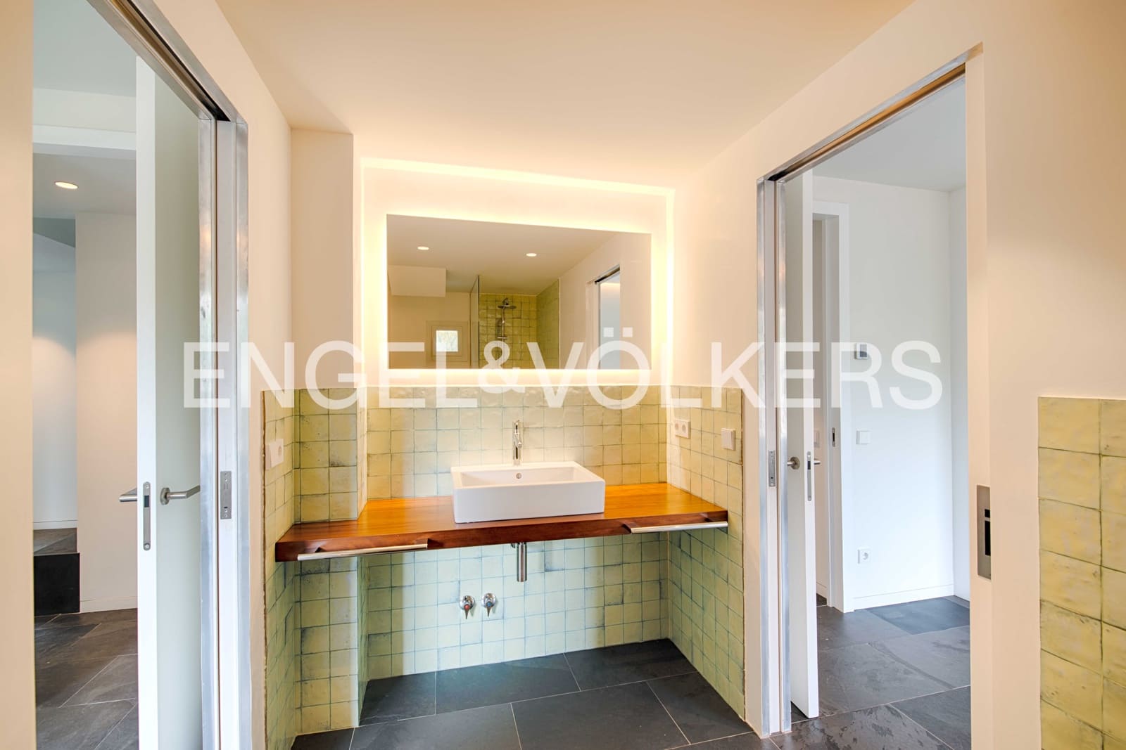 4 slaapkamer Villa te koop in Cadaques met garage - € 2.380.000 (Ref: 9891064)