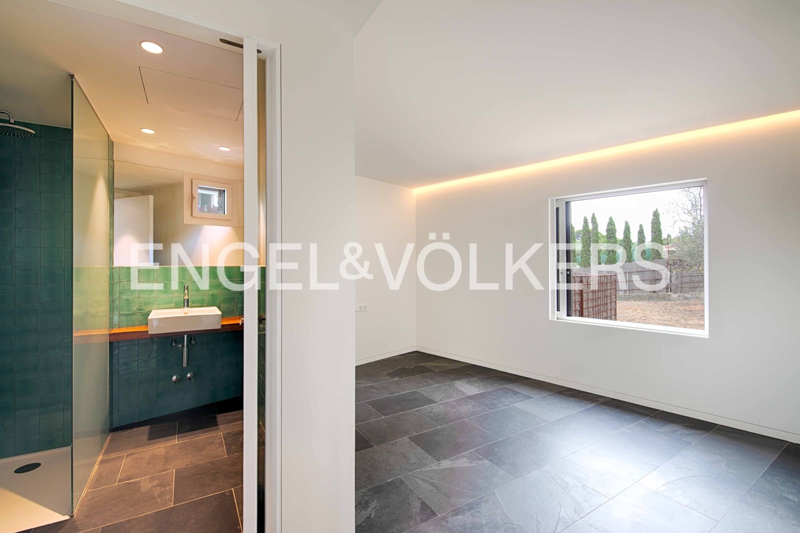 4 slaapkamer Villa te koop in Cadaques met garage - € 2.380.000 (Ref: 9891064)