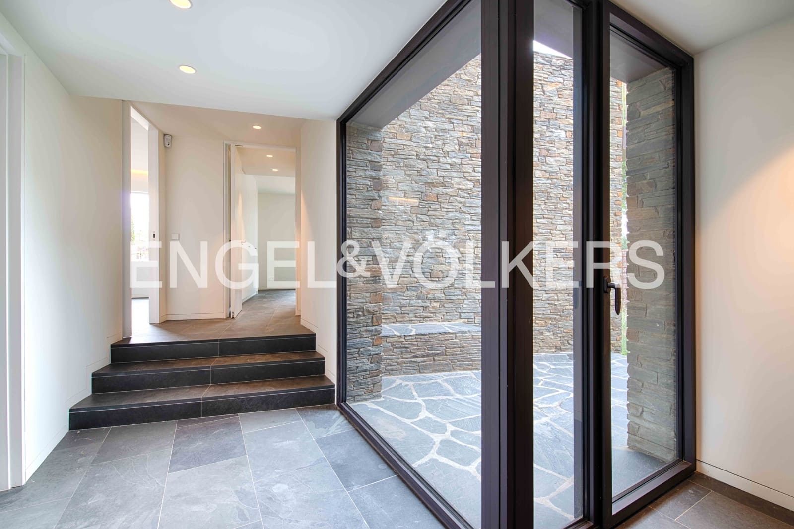 4 slaapkamer Villa te koop in Cadaques met garage - € 2.380.000 (Ref: 9891064)