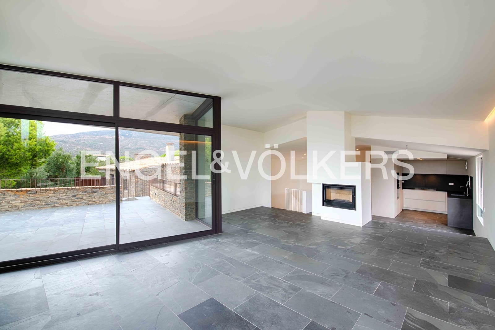 4 slaapkamer Villa te koop in Cadaques met garage - € 2.380.000 (Ref: 9891064)