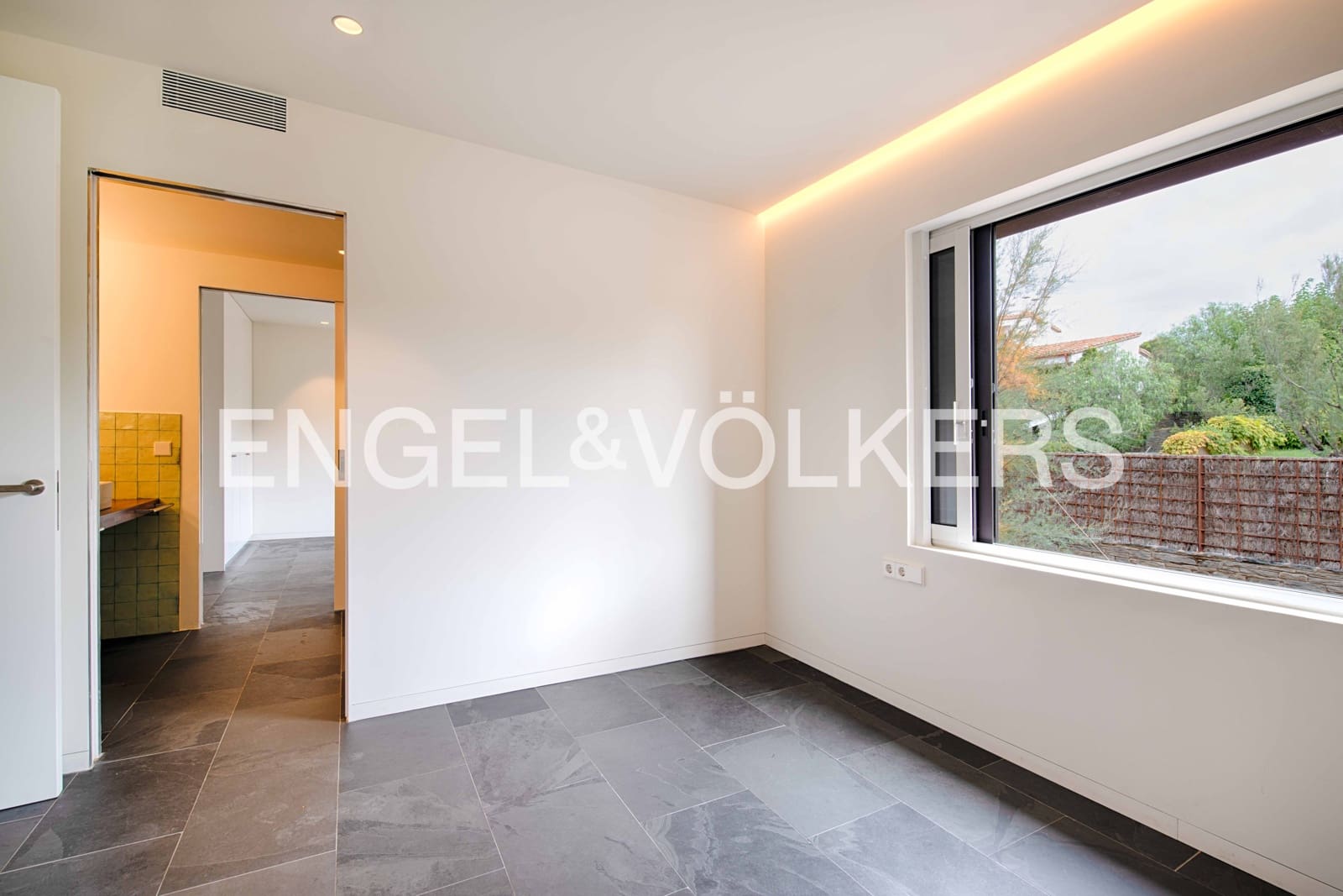 4 slaapkamer Villa te koop in Cadaques met garage - € 2.380.000 (Ref: 9891064)