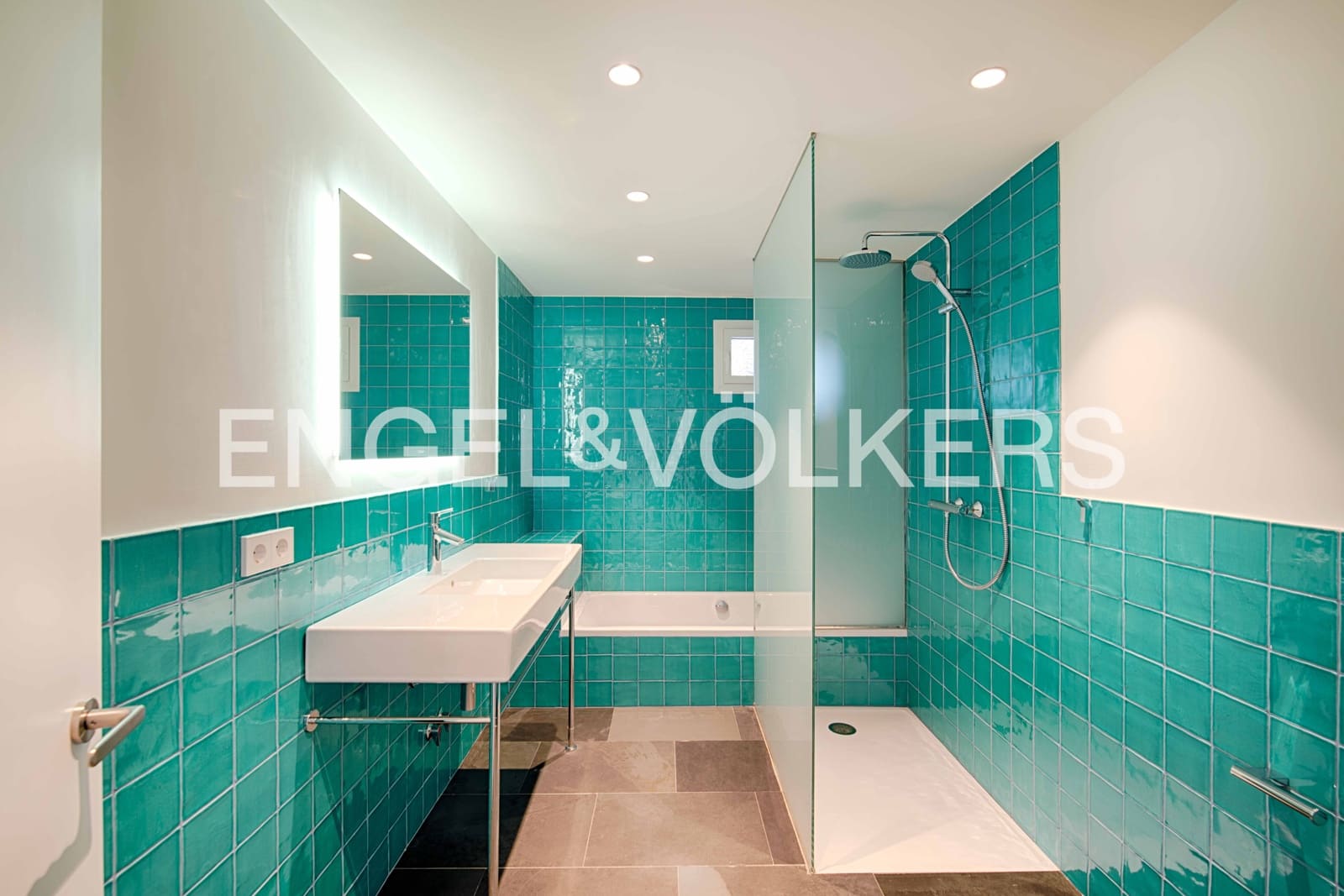 4 slaapkamer Villa te koop in Cadaques met garage - € 2.380.000 (Ref: 9891064)