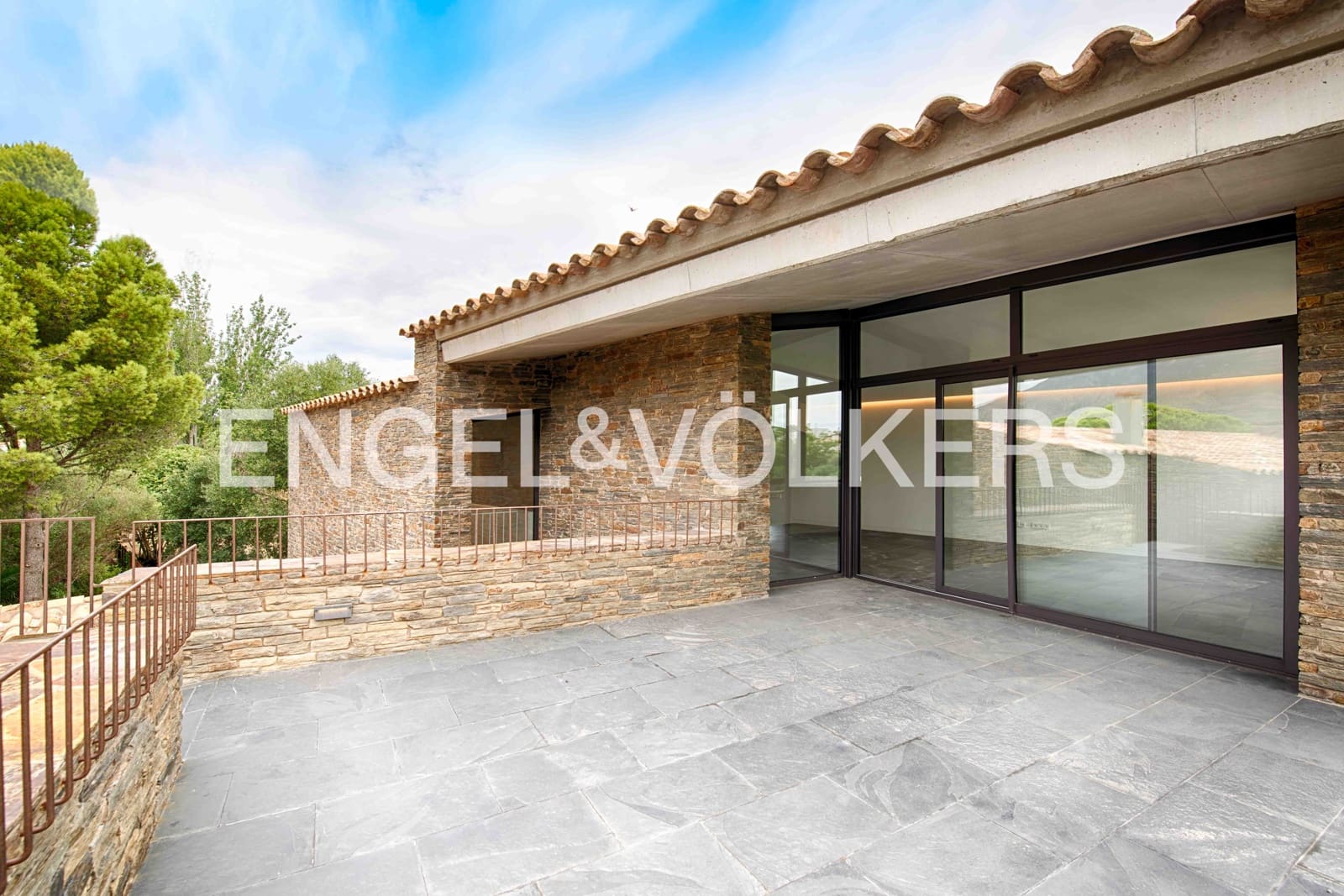 4 slaapkamer Villa te koop in Cadaques met garage - € 2.380.000 (Ref: 9891064)