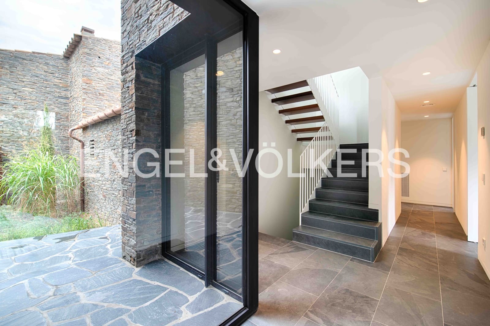 4 slaapkamer Villa te koop in Cadaques met garage - € 2.380.000 (Ref: 9891064)