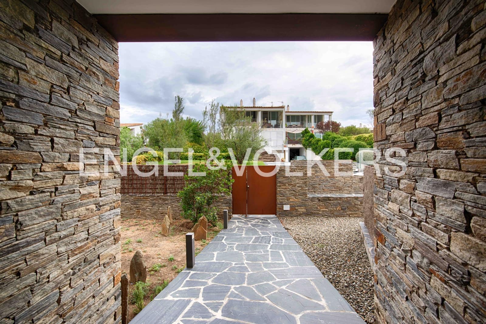4 slaapkamer Villa te koop in Cadaques met garage - € 2.380.000 (Ref: 9891064)