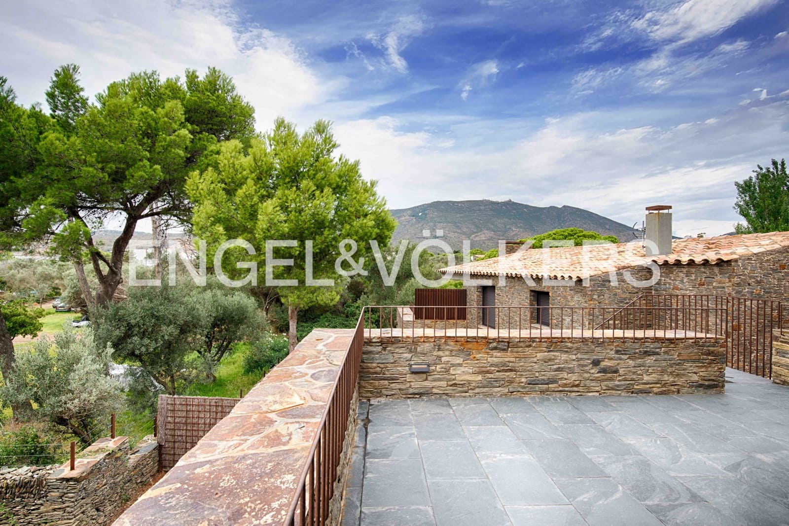 4 slaapkamer Villa te koop in Cadaques met garage - € 2.380.000 (Ref: 9891064)