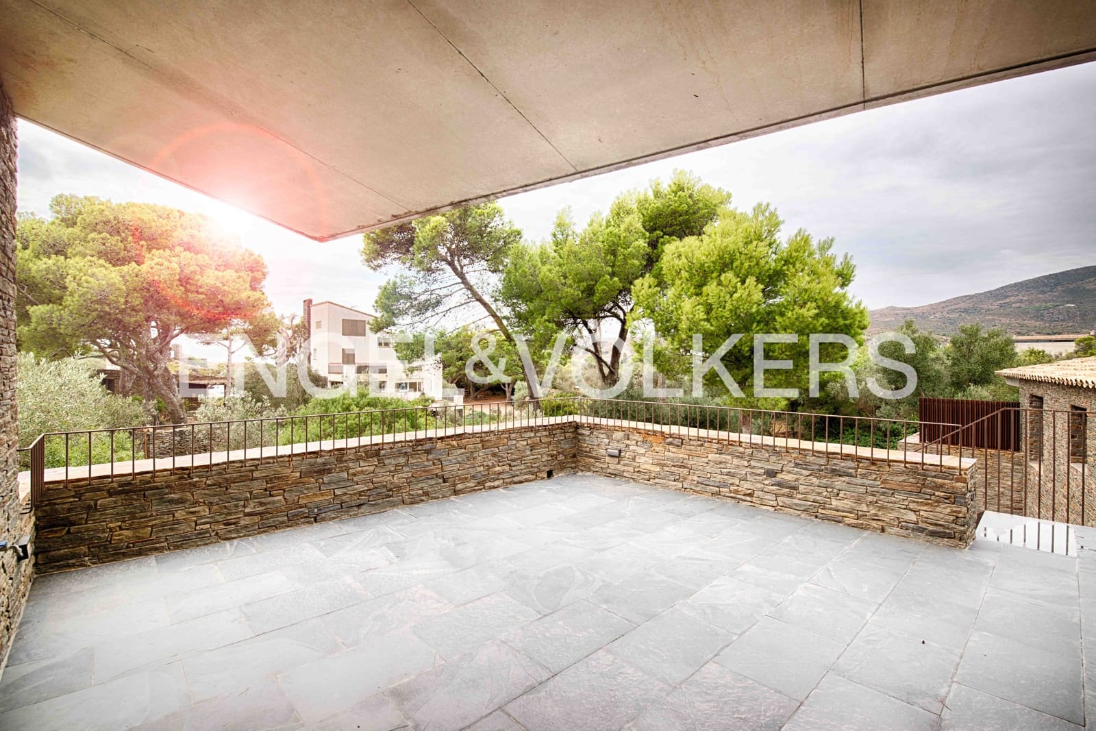 4 slaapkamer Villa te koop in Cadaques met garage - € 2.380.000 (Ref: 9891064)